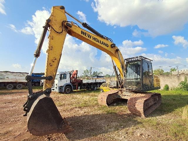 NEW HOLLAND ESCAVADEIRA E175C EVO ANO 2022/2022